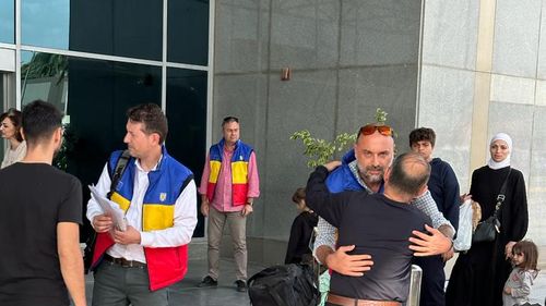 Cei 41 de cetăţeni români şi membri de familie evacuaţi recent din Fâşia Gaza au sosit în România/ Aeronava militară care trebuia să îi aducă la Bucureşti s-a defectat inițial, fiind necesar trimiterea unui alt avion