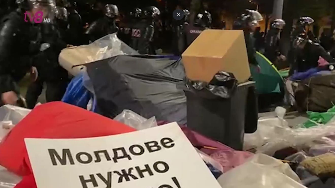 VIDEO Poliția a intervenit pentru a elibera bulevardul principal din Chișinău, ocupat de protestatarii Partidului Șor