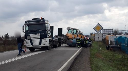 Suceava: Trei persoane rănite după ce un utilaj a căzut de pe o platformă peste două autoturisme