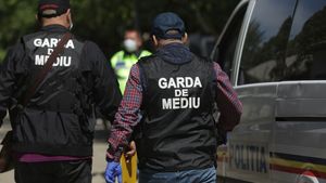 Sesizări absurde la Garda de Mediu Arad: Mirosul de tocăniţă din vecini, cântatul cocoşului, un vecin nu salută