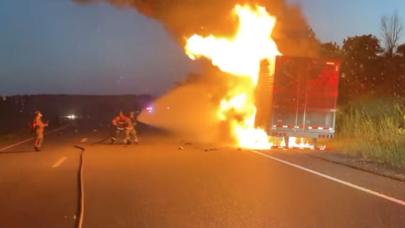 VIDEO Prima zi de lucru a unei femei pompier vegane s-a încheiat cu stingerea unui camion în flăcări în care erau 20 de tone de fripturi