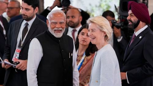 Ursula von der Leyen și comisarii europeni merg la New Delhi pentru a întări relațiile dintre UE și India / Statul asiatic are rezerve mari de pământuri rare, vitale în era AI