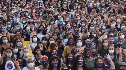 VIDEO Mii de femei au manifestat în Turcia împotriva violenței în familie