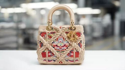 Mircea Cantor, primul artist român care a reimaginat iconica geantă Lady Dior inspirându-se din motive țesute pe un cojoc tradițional românesc