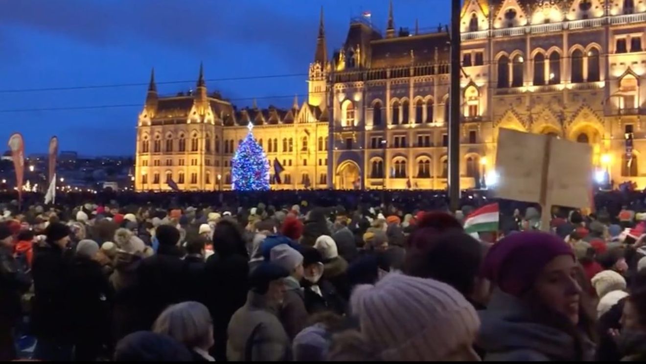 VIDEO Mii de persoane au protestat din nou la Budapesta împotriva "legii sclaviei" şi a premierului Viktor Orban