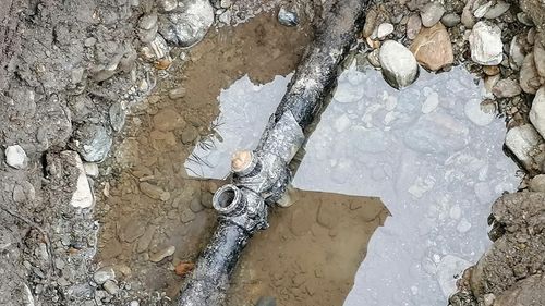 Administrații locale paralizate de COVID/ Locuitorii unei comune din Sibiu au trebuit să-și repare singuri o țeavă de alimentare cu apă din cauză că angajații primăriei sunt majoritatea în izolare