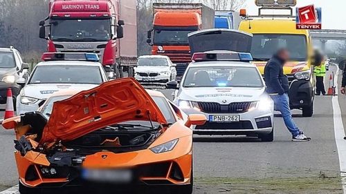 VIDEO Lamborghini Huracan, înmatriculat în România, distrus pe o autostradă din Ungaria, într-o cursă ilegală cu mașini de lux / Prețul de pornire al mașinii este de aproape 250.000 de dolari