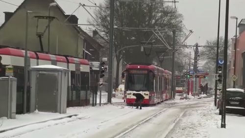 FOTO/VIDEO Germania, afectată de furtuni de zăpadă. În unele regiuni, zăpada a îngreunat livrarea vaccinului anti-covid