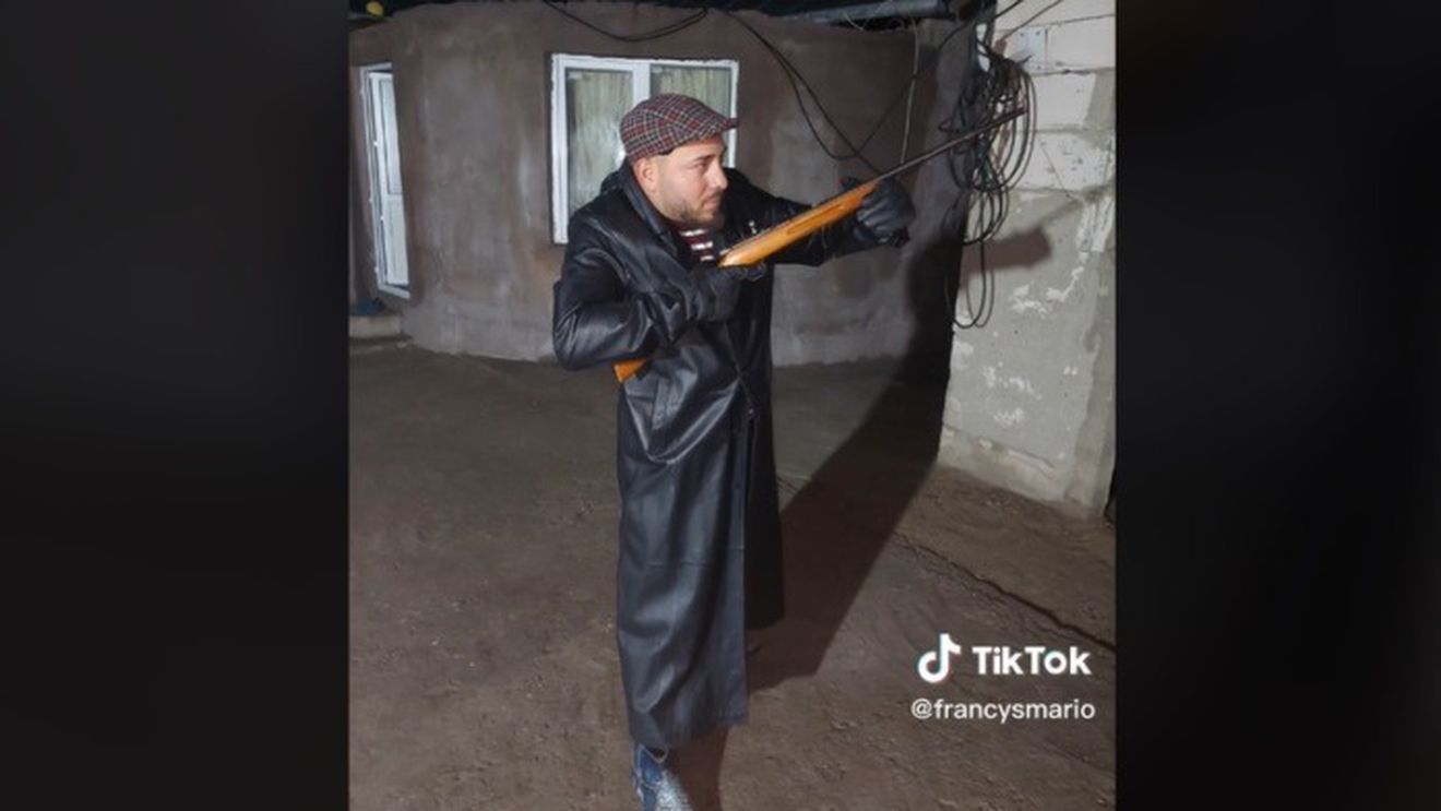 VIDEO O postare pe Tik Tok le-a adus mascații la ușă unor prahoveni / Sunt cercetați pentru nerespectarea regimului armelor și munițiilor