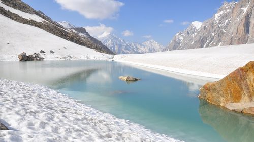 În China, bacteriile și virușii eliberați de topirea ghețarilor îi îngrijorează pe oamenii de știință
