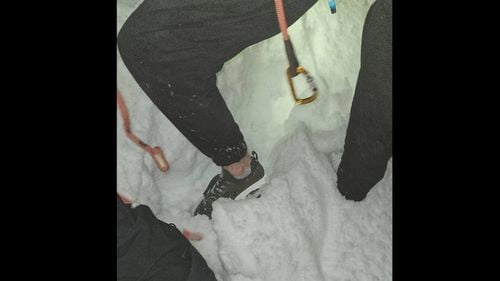 Turist cu gleznele goale, în trening și adidași, salvat din zăpadă de pe Jepii Mici / Salvatorii montani le răspund celor care cer sancțiuni pentru aceste intervenții: ”Legislația din România nu prevede amenzi pentru astfel de cazuri”