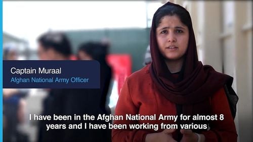 O femeie căpitan în armata afgană este evacuată cu familia ei de militarii britanici la Kabul