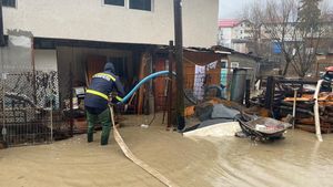 60 de copii evacuaţi dintr-o şcoală din Buzău după ce, în urma ploilor, apa a pătruns în clase