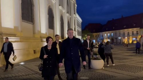 Klaus Iohannis, la slujba de înviere în Sibiu: Vă doresc tuturor sărbători binecuvântate, sărbători fericite cu liniște, pace și sănătate / Fostul președinte a evitat să dialogheze cu presa
