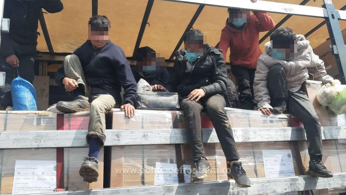 Peste cinci tone de tutun fără acte şi 23 de migranţi, într-un TIR verificat la Vama Arad / Șoferul turc e cercetat pentru trafic de migranţi şi contrabandă