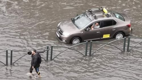 VIDEO Rupere de nori în București, inundație în zona Tineretului și pe Calea Văcărești, unde apa a depășit 30 de centimetri pe șosea