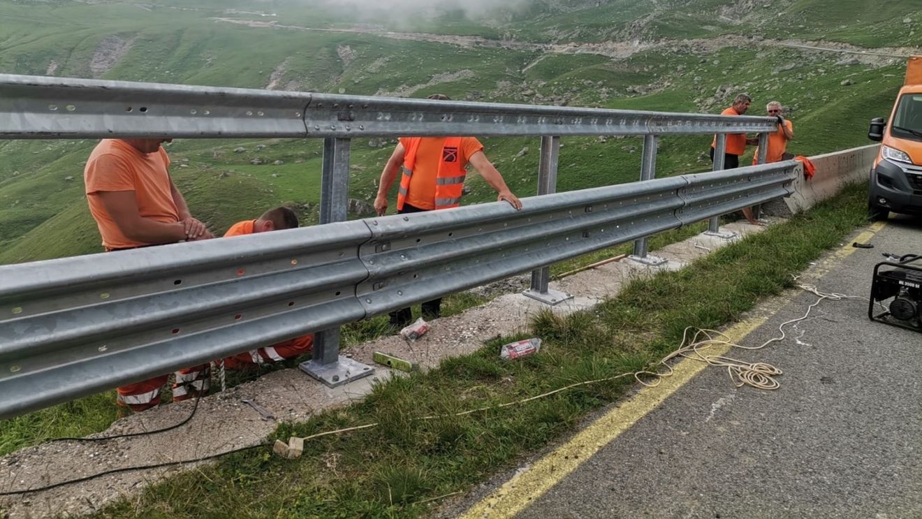VIDEO Drumuri mai sigure: CNAIR montează parapet de beton pe Transalpina - cea mai înaltă şosea din România