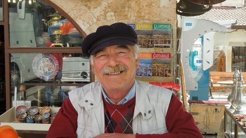 Cum pot vârstnicii să revigoreze forța de muncă și astfel să ajute economia și populația tânără, tot mai redusă la nivel mondial