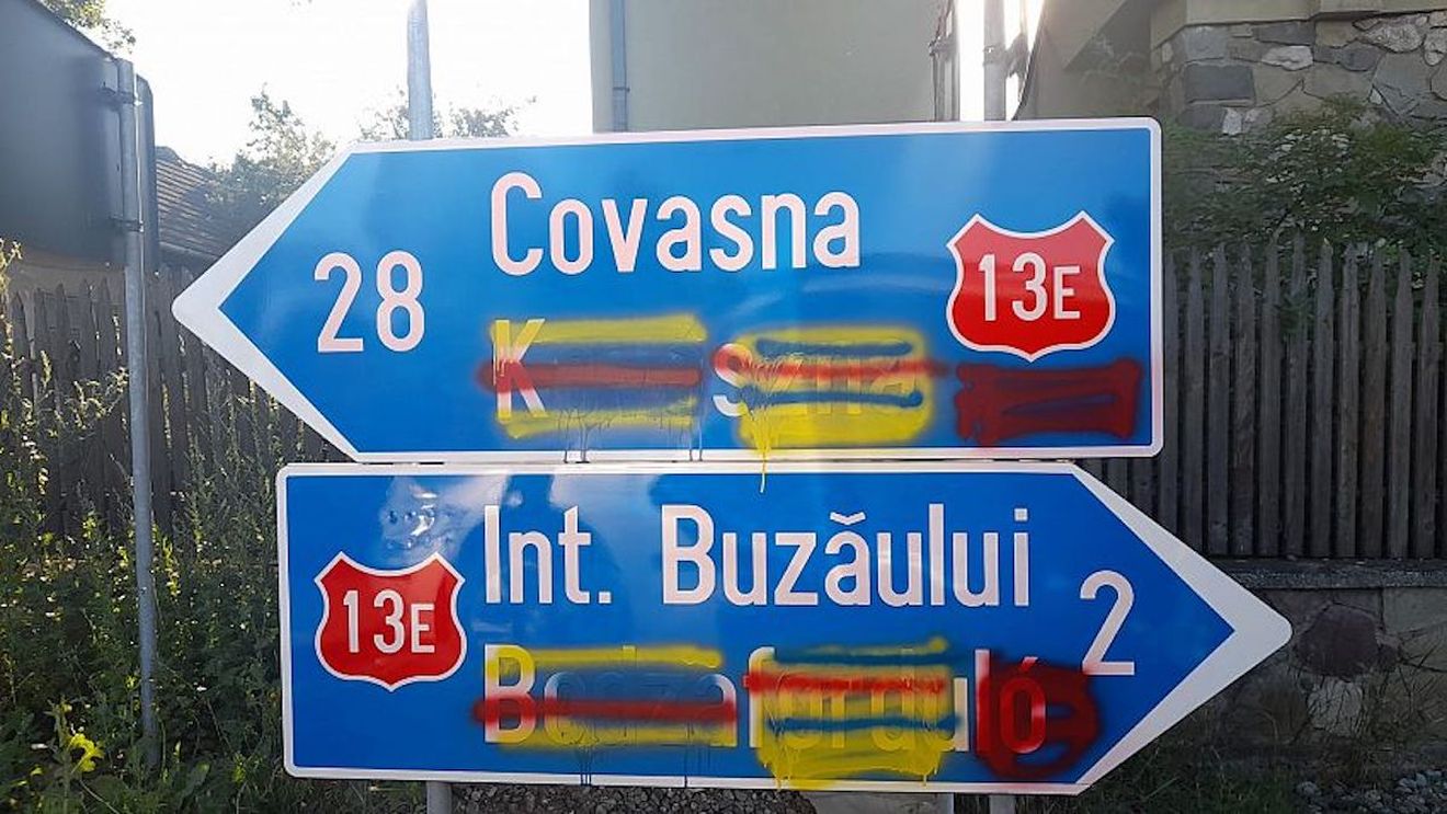 Indicatoare bilingve vandalizate la Întorsura Buzăului (Covasna) / Poliţia îi caută pe cei care au șters denumirile în limba maghiară / Primar: Aici, populația de etnie maghiară este de 0,34%