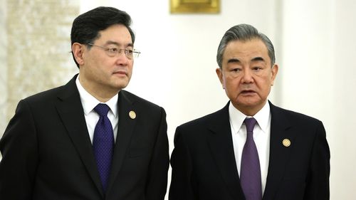 Mișcare neobișnuită la Beijing: Ministrul de Externe, Qin Gang, înlocuit brusc cu predecesorul său, Wang Yi, în cadrul unei remanieri a conducerii politicii externe a lui Xi Jinping / Qin nu a mai apărut public de o lună