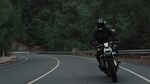 Ce înseamnă dacă vezi o cască moto pe marginea drumului? Semnalul pe care orice șofer și motociclist ar trebui să-l cunoască și care ar putea salva vieți