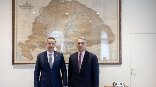 Ministrul ungar al Transporturilor, fotografie cu harta Ungariei Mari