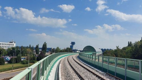 Pe linia de cale ferată spre aeroport ar putea circula un singur automotor, la fiecare 50 de minute. Șeful CFR Călători spune că e pregătit să opereze această rută, dacă va fi lăsat să o facă