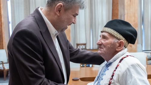 Cine este Constantin Crăciun, țăranul ”cu mâna brăzdată de greutăți”, cu care s-a întâlnit Marcel Ciolacu la Palatul Victoria: autointitulat ”țăranul sărac al Uniunii Europene”, a încasat 100 de mii de lei din indemnizația de revoluționar/ Ar fi apărat gara din Focșani de teroriști