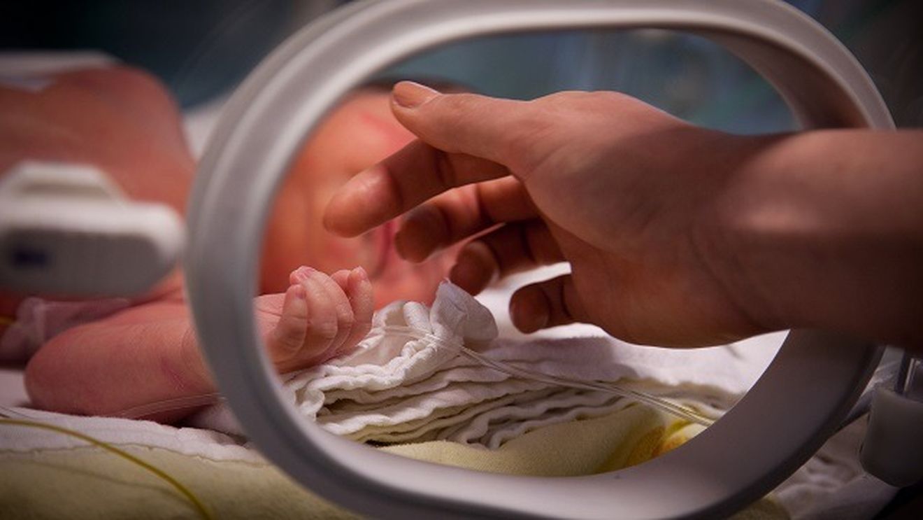Fetiţe gemene din judeţul Suceava, mai mici de 2 luni, transferate la Iaşi cu forme severe de COVID