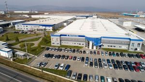 Nemții de la Star Assembly inaugurează construcția unei noi fabrici la Sebeș, ce va produce componente pentru modelele Mercedes-EQ complet electrice. Premierul Nicolae Ciucă, în vizită