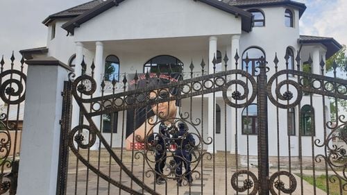 FOTO Percheziții ale polițiștilor la clanurile Duduianu și Rinu. Acțiunea este organizată în dosarul de omor al unuia dintre liderii Duduienilor, Emi Pian, ucis după o încăierare cu rivali din gruparea Rinu