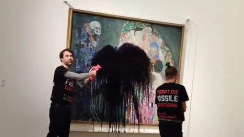 Viena: Activiști de mediu au stropit cu un lichid negru un tablou de Gustav Klimt