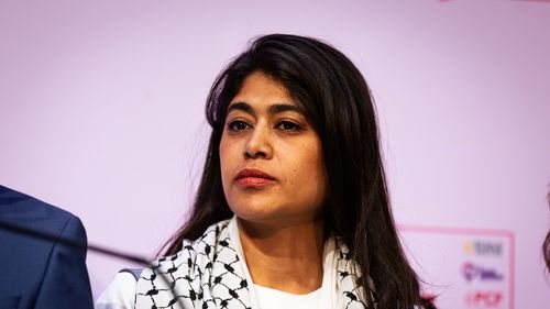 Eurodeputata Rima Hassan de la partidul francez de extremă stânga LFI a fost plasată în arest preventiv pentru apologia terorismului
