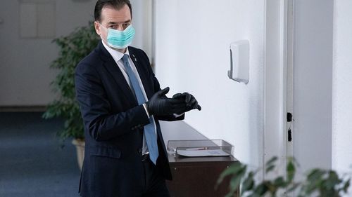 VIDEO Orban, după o ședință cu Comisia științifică pe Covid: Parcurile ar putea fi redeschise primele, hotelurile ar putea caza în regim de single room, testarea temperaturii ar putea fi obligatorie la școli și companii / Restaurantele și cafenelele mai așteaptă / Încă nu a fost luată nicio decizie