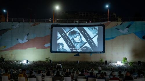 Ești pe litoral și fan filme în aer liber? Sunscreen Film & Arts Festival te așteaptă în Piața Ovidiu și plaja Reyna din Constanța, cu intrare gratuită