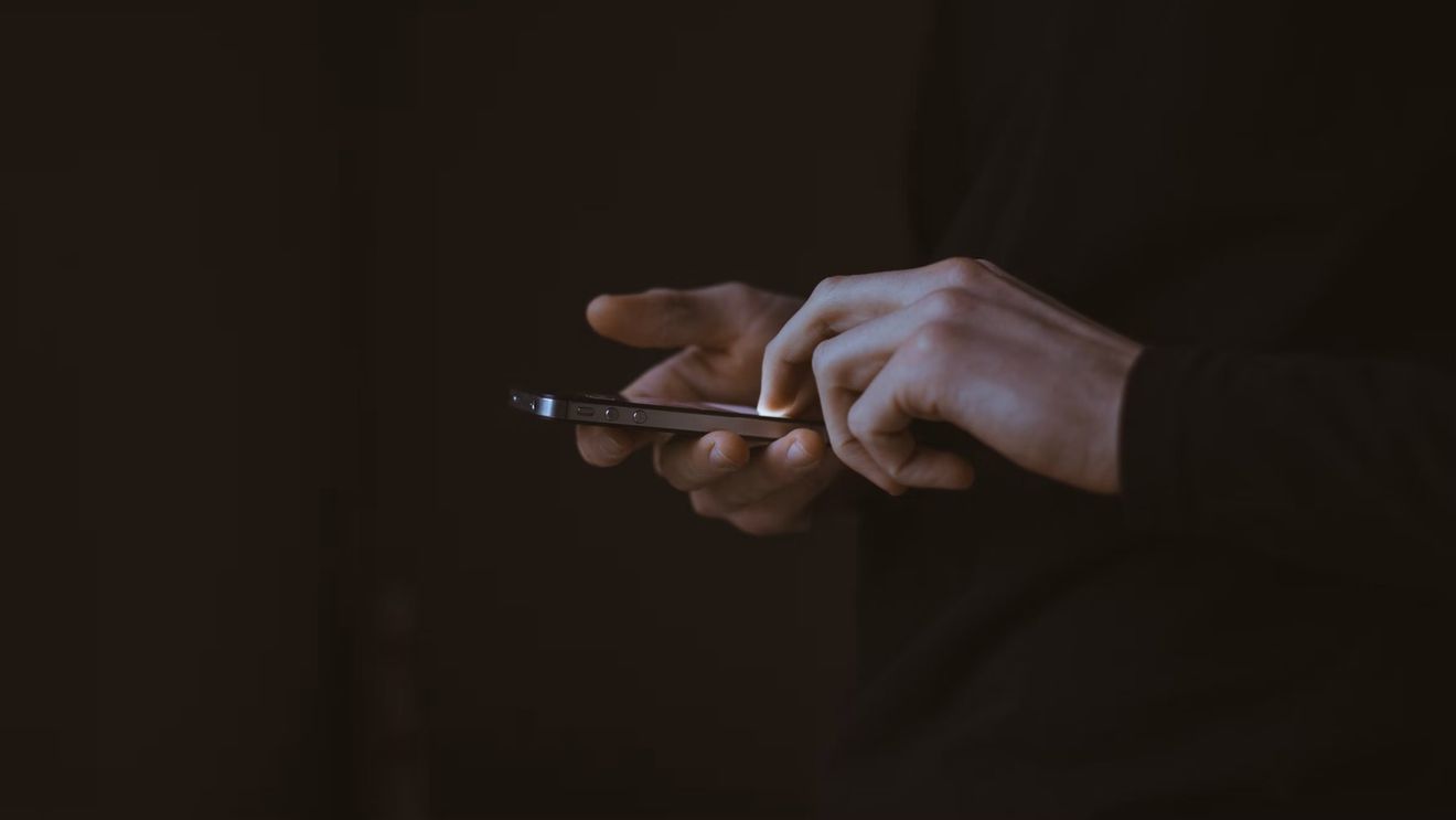 Nu plictiseala, ci anxietatea te face să verifici telefonul: este noul refugiu din conversațiile incomode