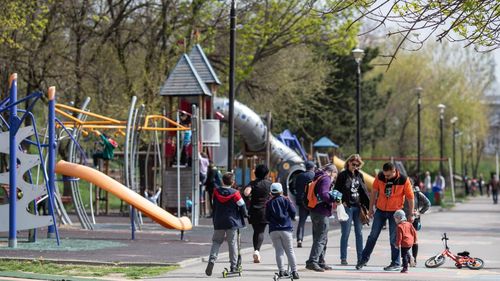 Un adolescent de 15 ani a fost înjunghiat în picior de un coleg, într-un parc din Brăila