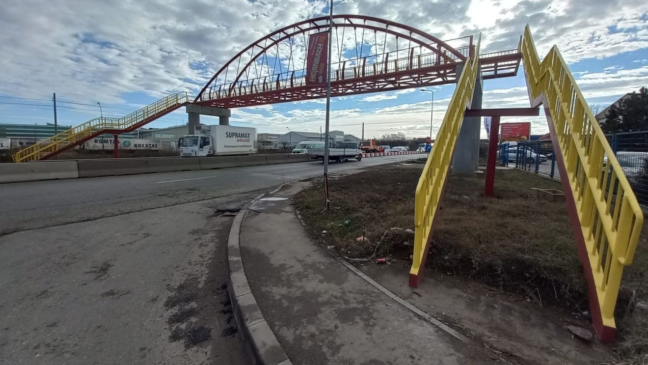 Pasarelele periculoase pe Centura Capitalei care nu duc nicăieri pot oricând provoca o tragedie: pilon din beton pe prima bandă de circulaţie, scări din fier nefixate în beton și nesemnalizate. CNAIR: "Sunt încă în lucru"