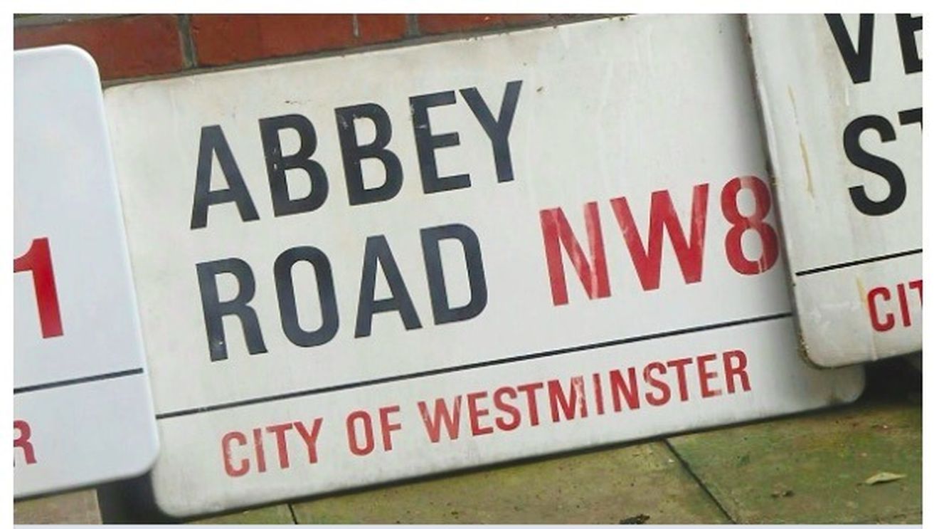 O plăcuţă cu numele străzii Abbey Road cu semnificații pentru fanii The Beatles, vândută la licitație cu 37.000 de lire sterline