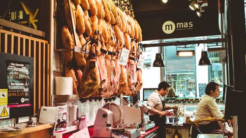 Discuții la nivelul marilor lanțuri de magazine din România, pentru a economisi energia. Reprezentanții retailerilor alimentari ar dori o ofertă mai echilibrată pentru electricitate