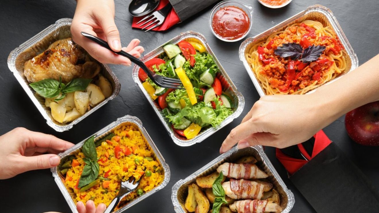 Cât trebuie să lucreze românii pentru a-și permite meniul zilei în oraș? Analiză: Un IT-ist are nevoie de doar 36 de minute/ Un educator lucrează la fel de mult ca un șofer de taxi