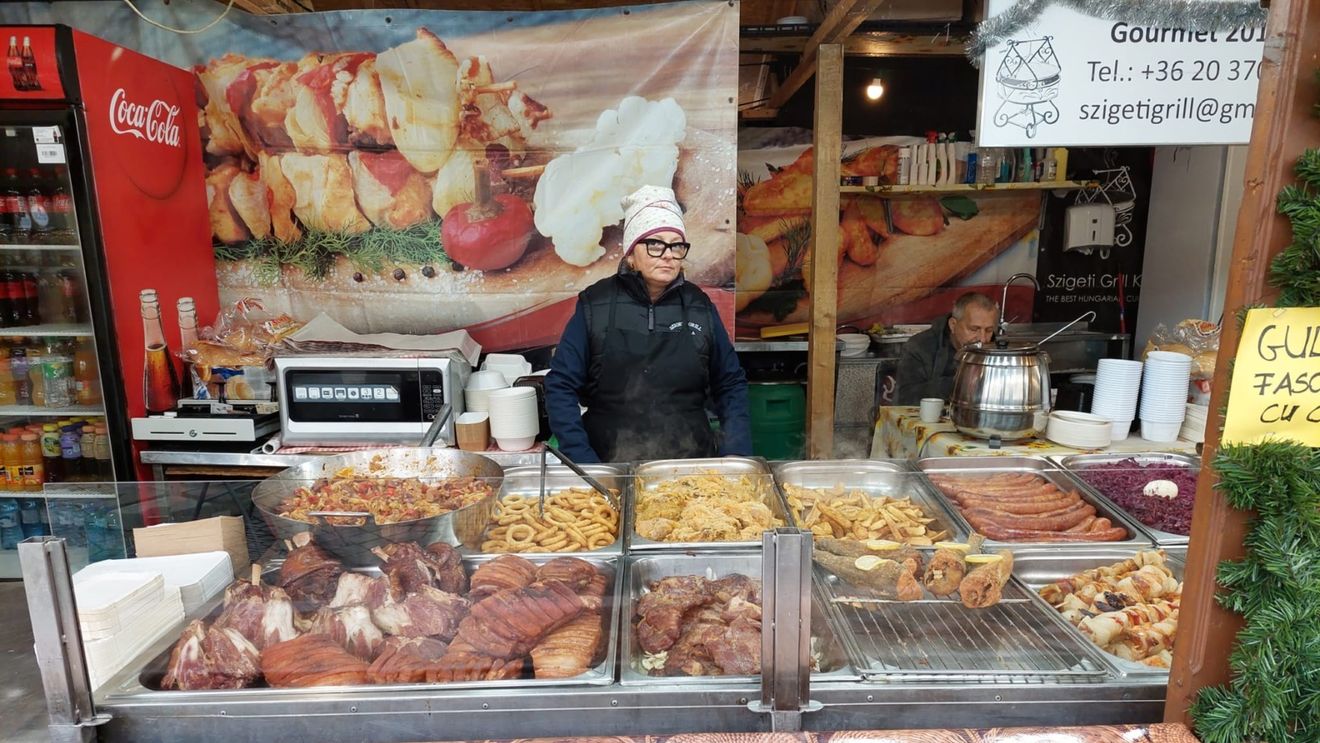 Prețurile din Târgul de Crăciun din Sibiu: 30 de lei ciolanul cu legume, 25 lei chipsuri pe băț și 8 lei snickers vegan / O fotografie cu Moș Crăciun costă 25 de lei