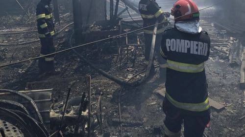 Incendiu de proporţii într-o gospodărie din judeţul Galaţi / Focul s-a extins şi la a doua proprietate / Mai multe butelii au explodat