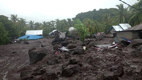 13 morţi şi doi răniţi în urma inundaţiilor din Indonezia / Victimele, îngropate de alunecări de teren şi de resturi aduse de ape