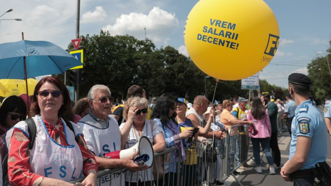 Lider sindical, în fața protestatarilor: ”Singura ofertă în picioare este cea cu prime de 4.000 de lei” / Mulțimea a huiduit: ”Nu cedăm!”