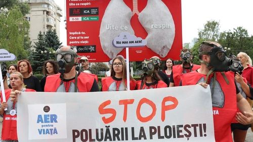 Declic, protest la Ploiești: Monitorizați principalele surse de poluare care ne intoxică aerul! Vrem să respirăm, nu să ne sufocăm! / Problema este gravă, aerul e otravă!