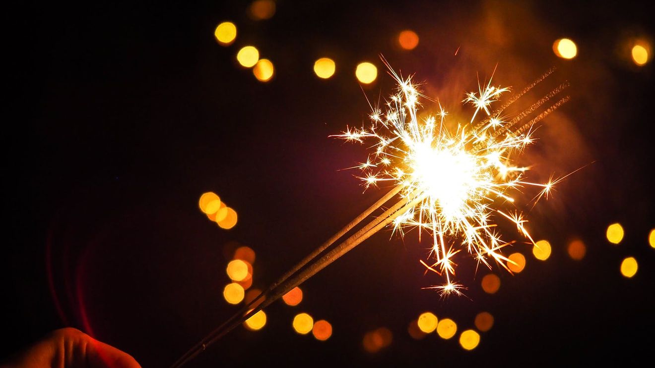 Obiceiuri de Anul Nou din toate colțurile lumii: bătăi în stradă, păpuși arse, dormitul peste noapte în cimitire, plimbări cu valize goale și băutul dorințelor