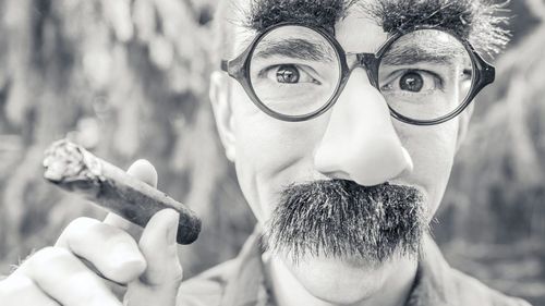 Premiile Ig Nobel: Un studiu despre sprâncenele narcisiştilor, printre cercetările recompensate în acest an. Un alt studiu câștigător: Sunetele scoase de un aligator care a inhalat heliu