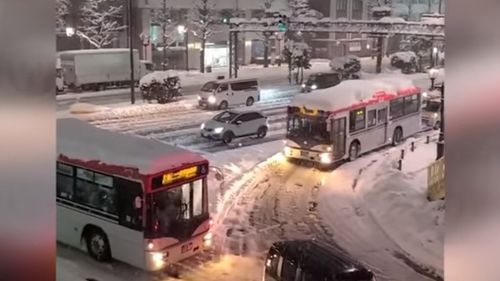 Cel puţin 17 morţi şi 90 de răniţi în Japonia, afectată de o furtună de zăpadă. Majoritatea victimelor au căzut îndepărtând zăpada de pe case sau au fost îngropate de zăpada căzută de pe acoperişuri