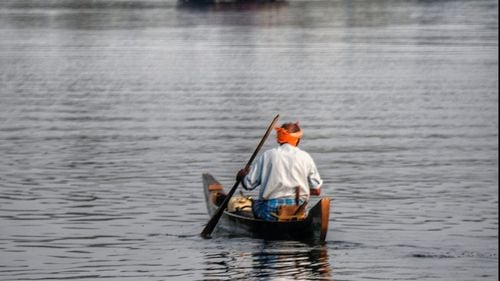 Zeci de cadavre ale unor presupuşi morţi de COVID eşuează pe malurile Gangelui, în nordul Indiei